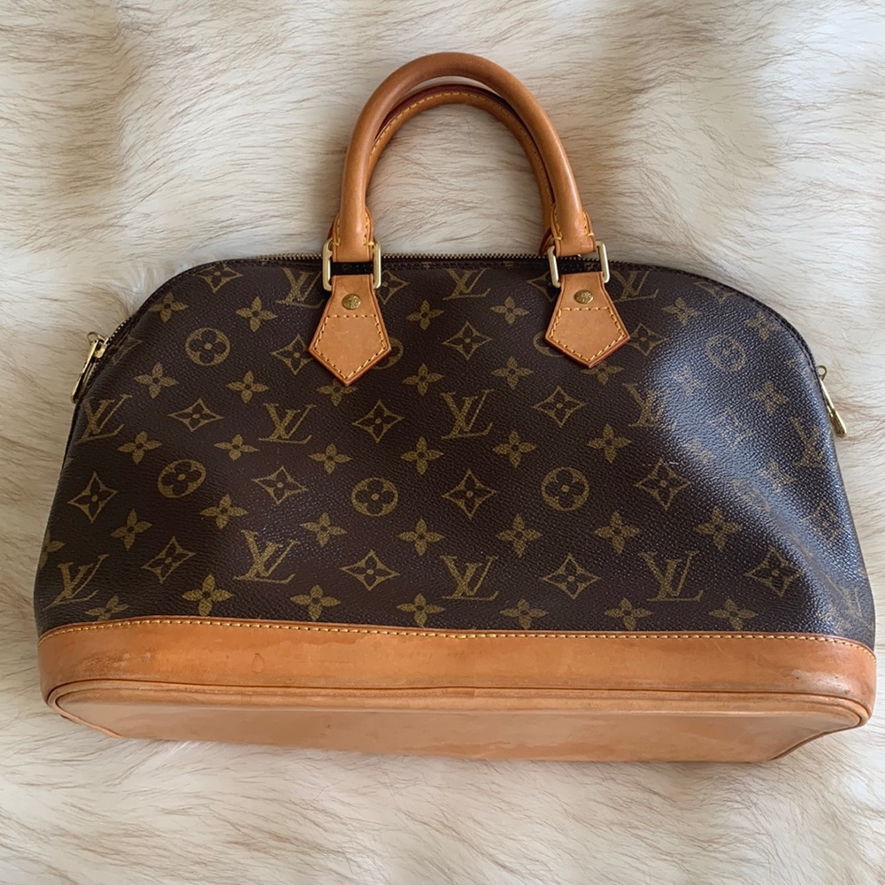 A beautiful Louis Vuitton Alma bag available for a a fraction of origina…